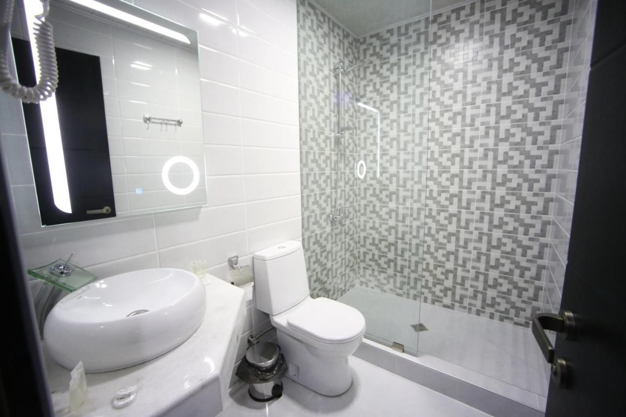 West Tower Hotel Kutaisi Bagian luar foto