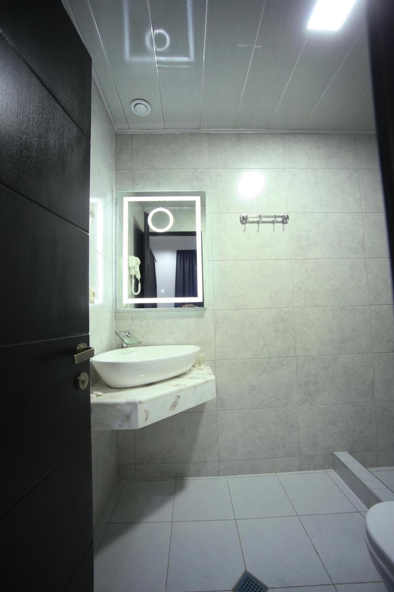 West Tower Hotel Kutaisi Bagian luar foto
