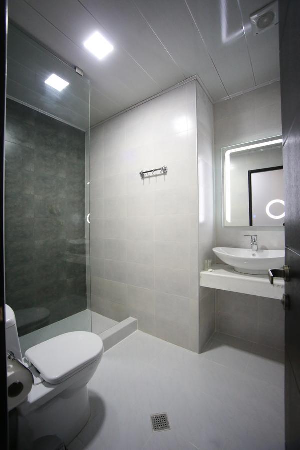 West Tower Hotel Kutaisi Bagian luar foto