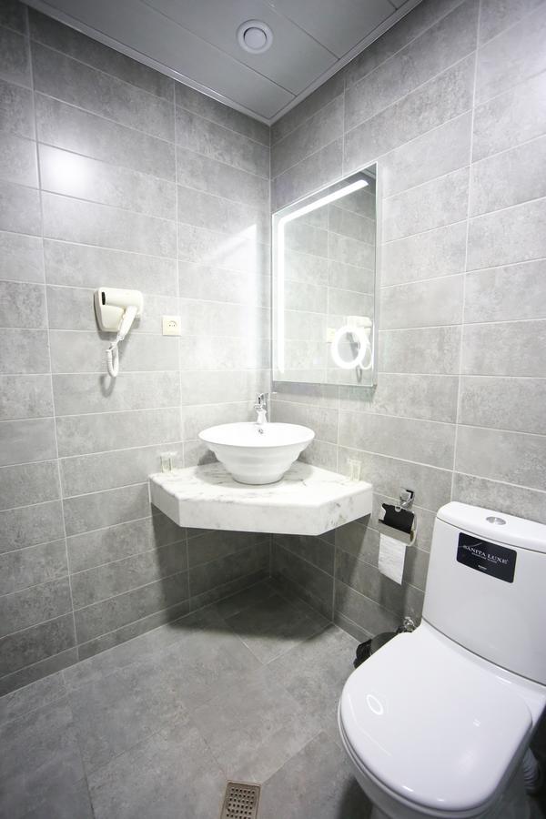 West Tower Hotel Kutaisi Bagian luar foto