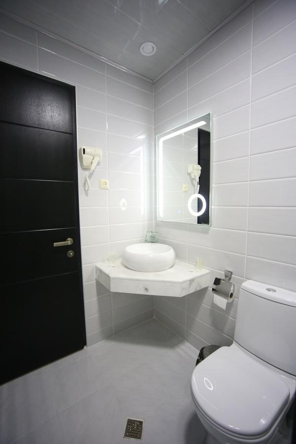 West Tower Hotel Kutaisi Bagian luar foto