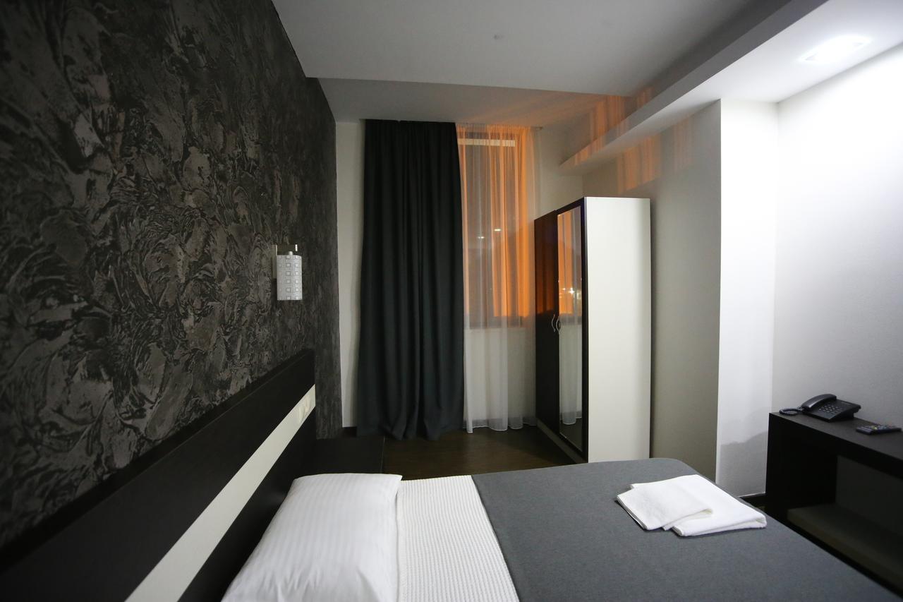 West Tower Hotel Kutaisi Bagian luar foto